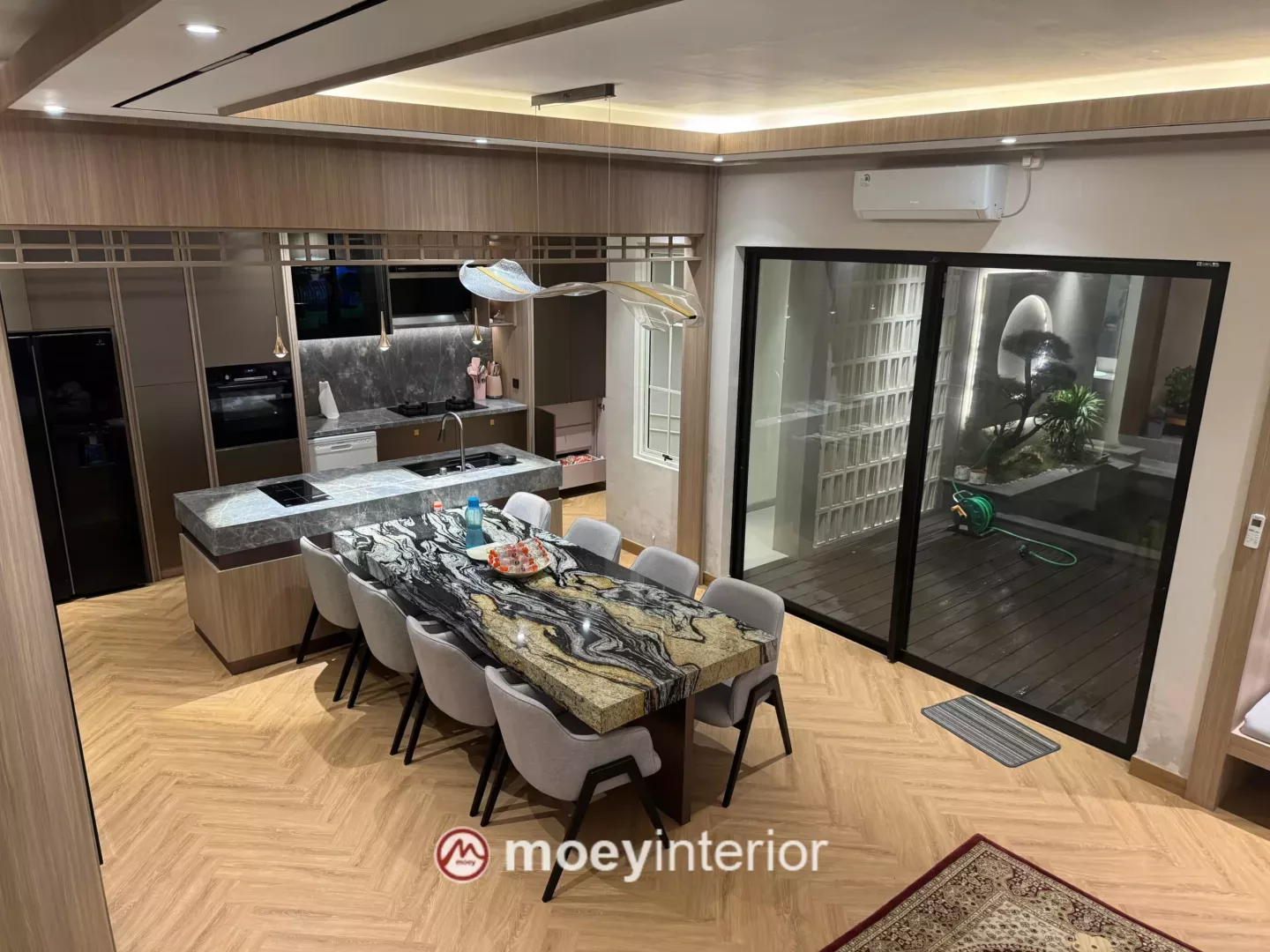 Ruang makan menyatu dengan dapur – view dari depan