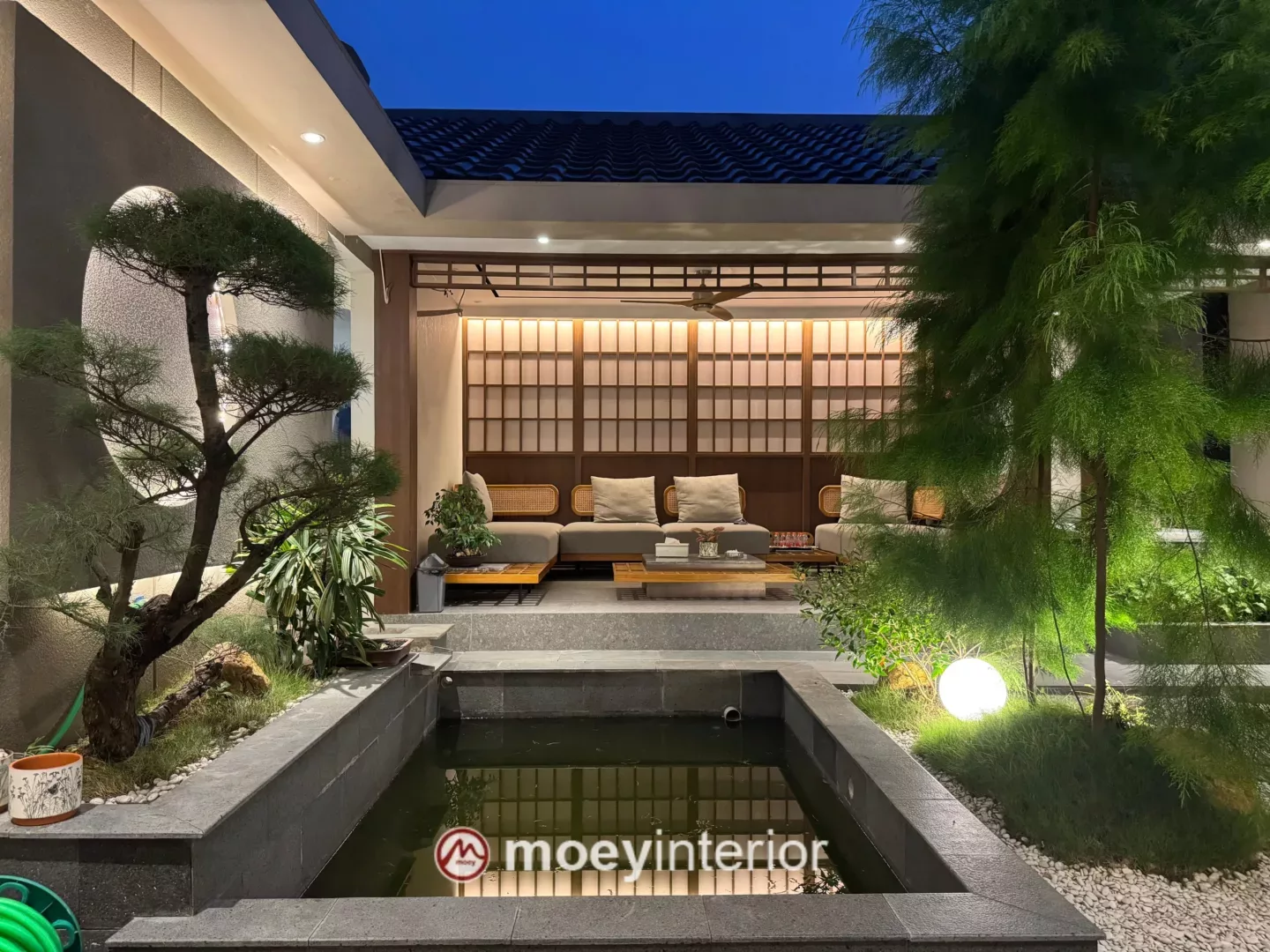 Taman belakang dengan kolam dan jalan setapak Japanese style